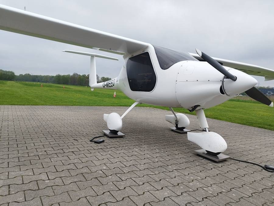 Ultraleichtflugzeug Starrflügler auf dem Vorfeld
