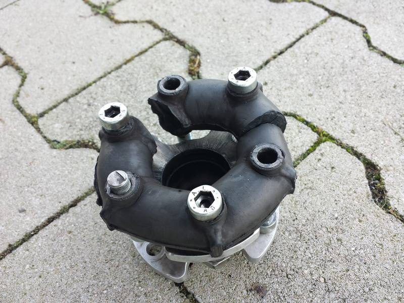 Ausgebrochenes Gummielement
